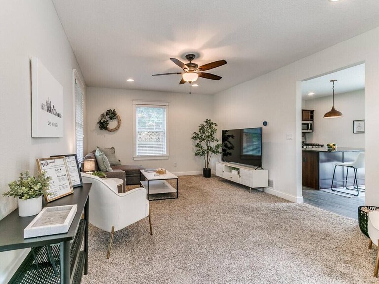 Prime Location: Downtown Modern 3br Retreat - Des Moines, IA
