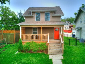 Exterior - Prime Location: Downtown Modern 3BR Retreat (Des Moines)