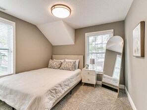 4 bedrooms, desk, WiFi, bed sheets