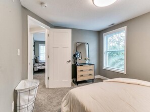 4 bedrooms, desk, WiFi, bed sheets