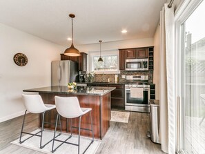 Réfrigérateur, four à micro-ondes, un four, surface de cuisson