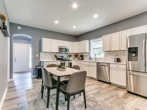 Een koelkast, een microgolfoven, een oven, een kookplaat