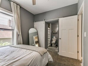 3 bedrooms, desk, travel cot, WiFi