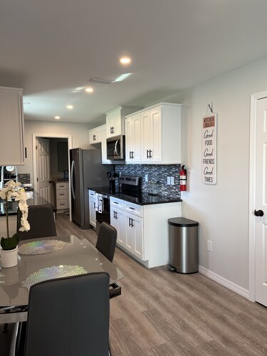 2/2 Gulf access canal 1 mi to Bonita Beach just remodeled with kayaks and canoe 