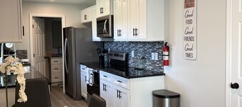 2/2 Gulf access canal 1 mi to Bonita Beach just remodeled with kayaks and canoe 