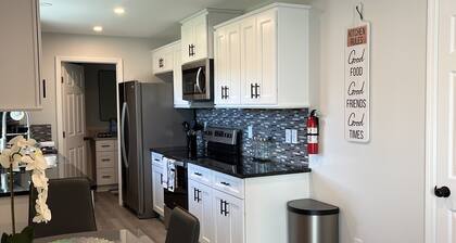 2/2 Gulf access canal 1 mi to Bonita Beach just remodeled with kayaks and canoe