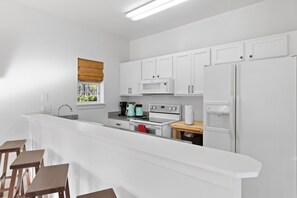 Een koelkast, een microgolfoven, een oven, een kookplaat