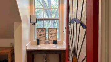 Douche, serviettes fournies, savon, papier toilette