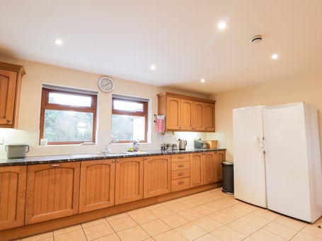 Refrigerador, lavavajillas, tetera/pava eléctrica, tostadora