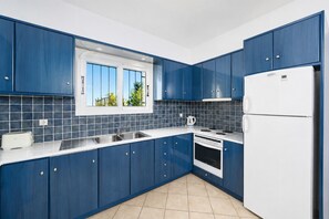 Cafetera y tetera, refrigerador, microondas y horno