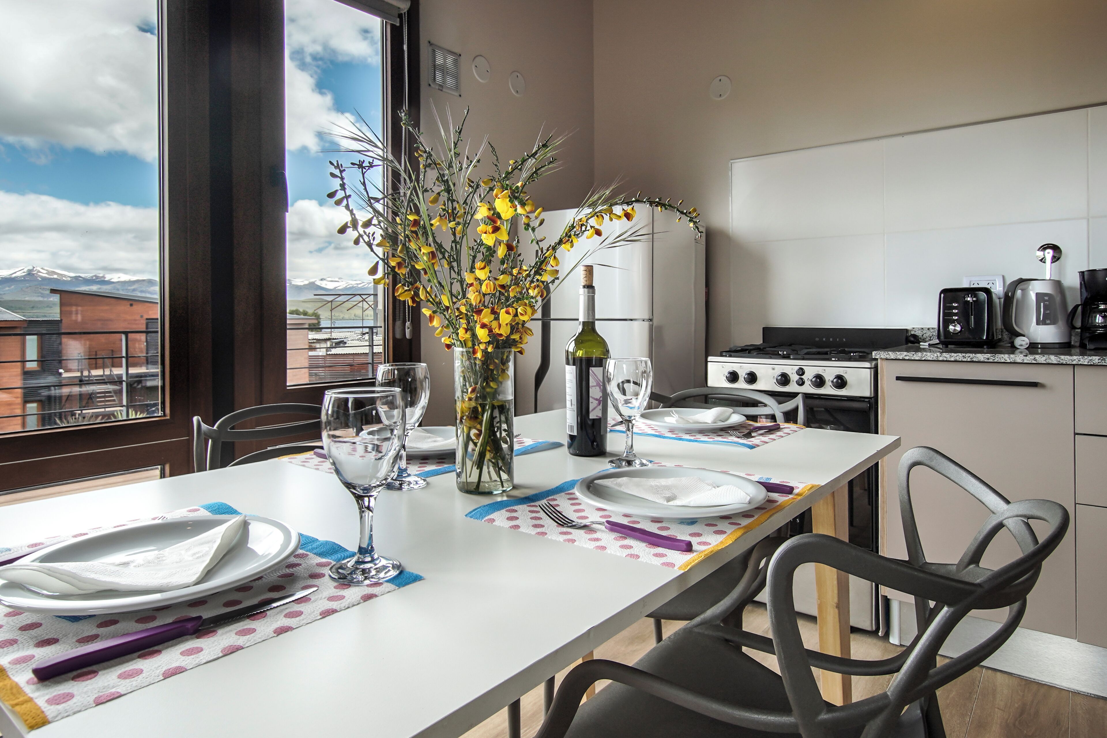 Full-size fridge, microwave, oven, stovetop