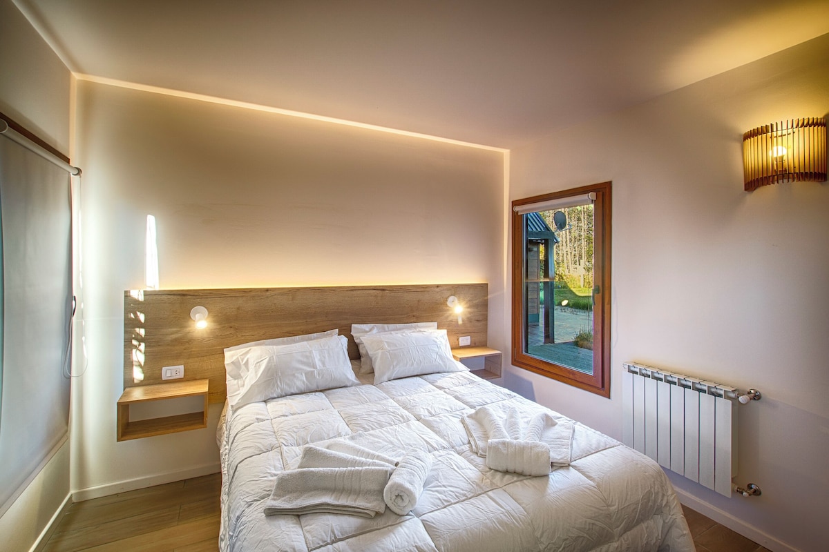 Literie de qualité, couette en duvet, lit avec matelas à plateau-coussin