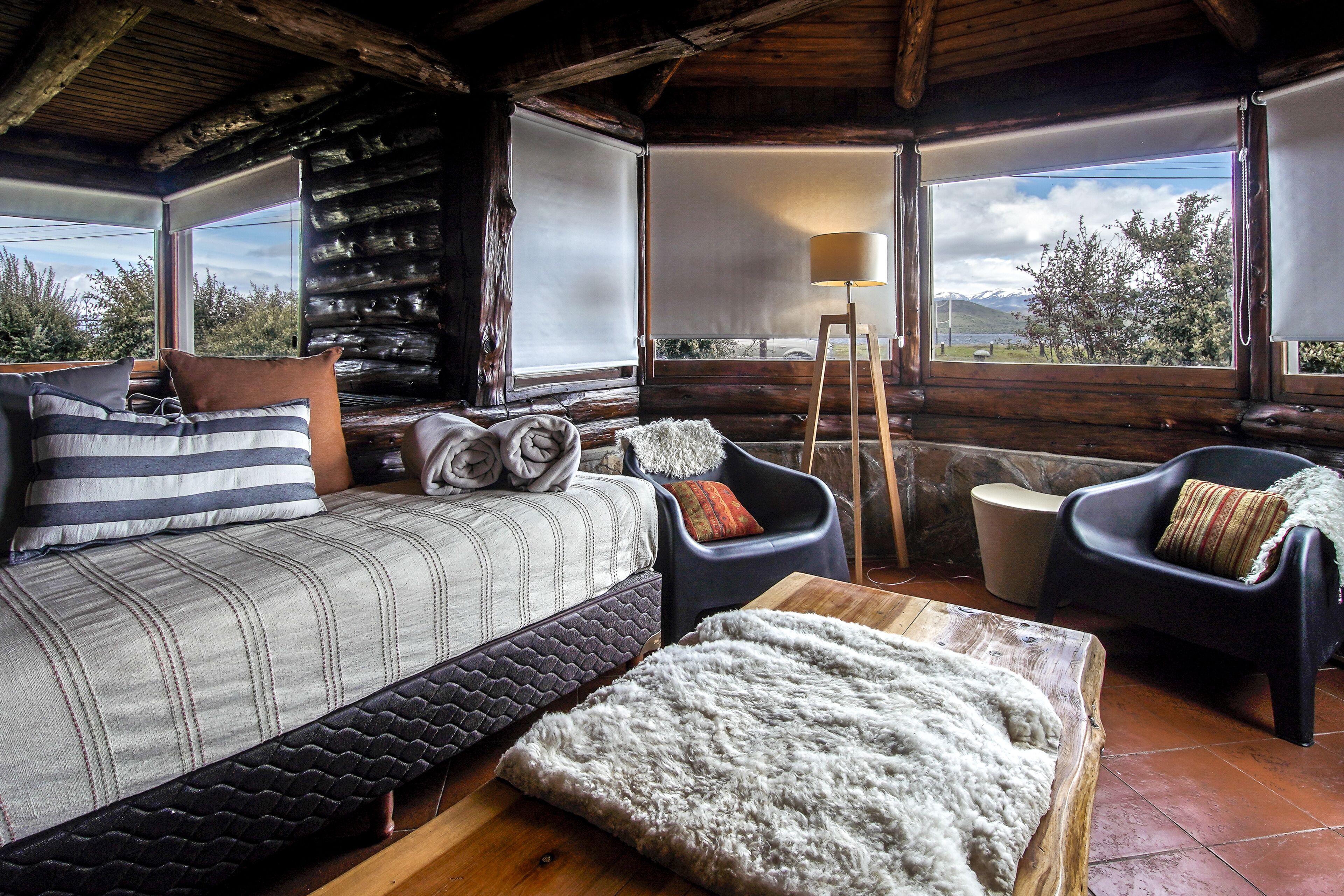 บ้านพัก, 2 ห้องนอน | บริเวณนั่งเล่น | สมาร์ททีวี 40 นิ้ว พร้อมช่องดาวเทียม, Netflix, ภาพยนตร์แบบจ่ายต่อเรื่อง