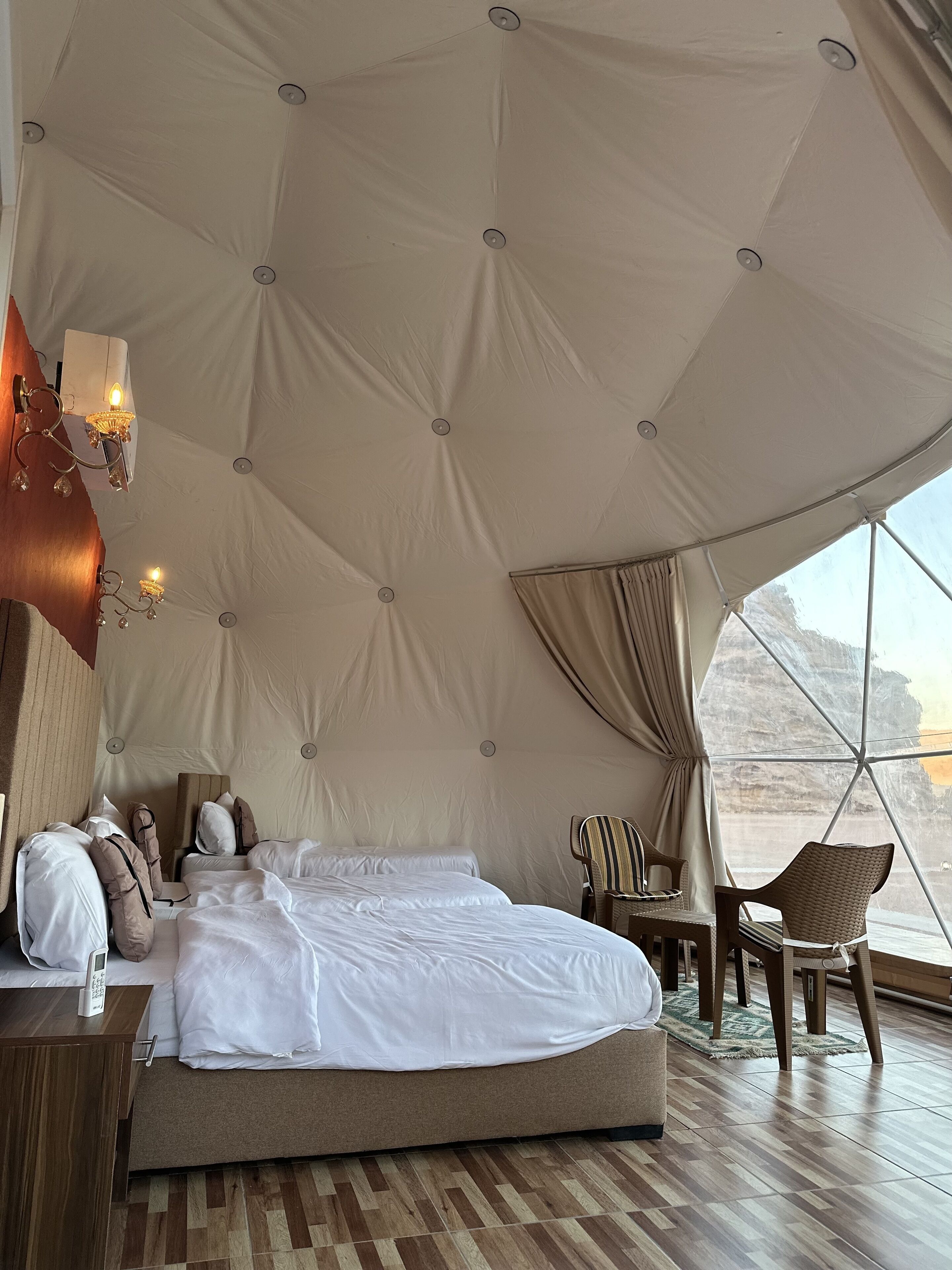 奢華帳棚 | 高級寢具、羽絨被、舒適加層、筆電工作空間