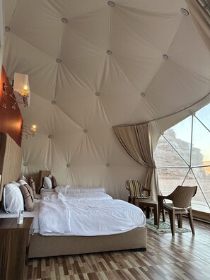 Luxe tent | Luxe beddengoed, donsdekens, pillowtop-bedden, een laptopwerkplek