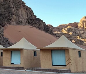 Panoramic Tent | Premium bedding, down duvets, pillow-top beds, laptop workspace - Luxury purple bubble tents  (Wadi Rum)