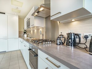 Geladeira, micro-ondas, fogão, lava-louças