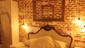 Design Double or Twin Room | Down comforters, desk, laptop workspace, blackout drapes - Arte i Espacio Home (Madrid)