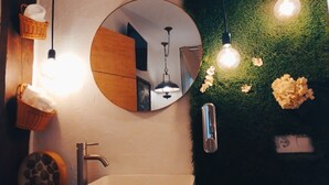 Design Double or Twin Room | Bathroom | Shower, rainfall showerhead, hair dryer, towels - Arte i Espacio Home (Madrid)