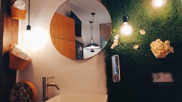 Design Double or Twin Room | Bathroom | Shower, rainfall showerhead, hair dryer, towels