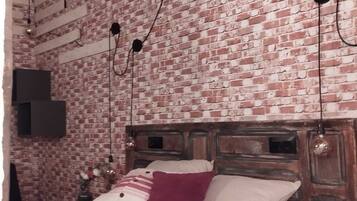 Design vierpersoonskamer, 1 tweepersoonsbed met slaapbank | Woonruimte | Een 32-inch smart-tv met digitale zenders