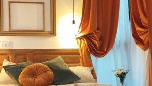 Design Quadruple Room, 1 Double Bed with Sofa bed | Down comforters, desk, laptop workspace, blackout drapes - Arte i Espacio Home (Madrid)