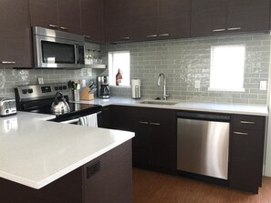 Kjøleskap, mikrobølgeovn, ovn og kokeplater