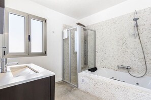 Tina de hidromasaje, secadora de cabello, toallas 