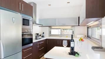 Wasserkocher mit Kaffee-/Teezubehör, Kühlschrank, Mikrowelle, Ofen