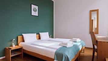 Standard-Doppelzimmer | Schreibtisch, Bügeleisen/Bügelbrett, Babybetten, kostenloses WLAN