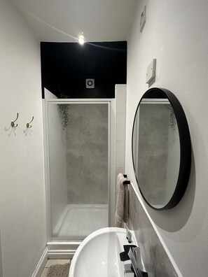 Douche, serviettes fournies, savon, papier toilette
