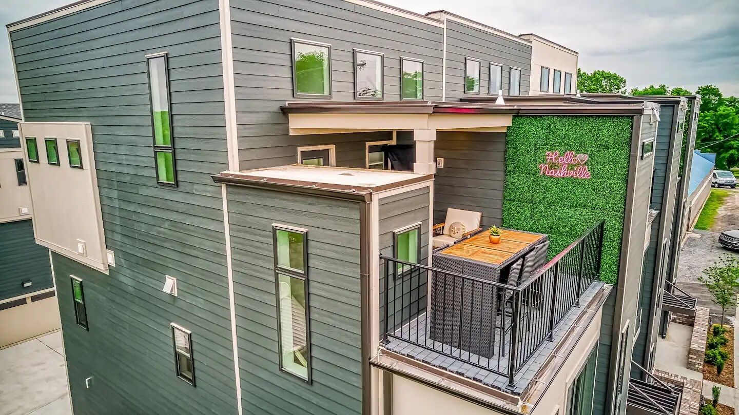 Fun and Vibrant 4 BDR Townhome in East Nashville – Just 4 Miles from Downtown!