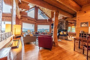 TV, fireplace - Deja View Luxurious, Spaciours, Secluded Log Cabin (Bryson City)