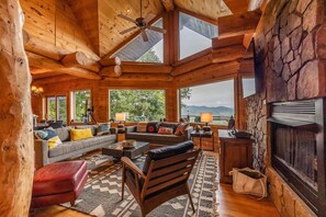 TV, fireplace - Deja View- Amazing View (Bryson City)
