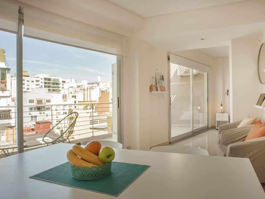 Superior-Studio | Eigene Küche | Mikrowelle, Ofen, Wasserkocher, Kochgeschirr/Geschirr/Besteck