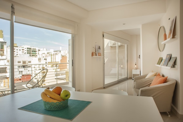 Superior-studio | Yksityinen keittiö | Mikroaaltouuni, uuni, vedenkeitin, keittoastiat/astiat/ruokailuvälineet