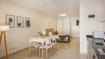 Standard Studio | Living area | 32-inch flat-screen TV with digital channels, TV