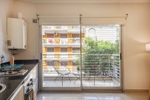 Standard-studio | Yksityinen keittiö | Mikroaaltouuni, uuni, vedenkeitin, keittoastiat/astiat/ruokailuvälineet