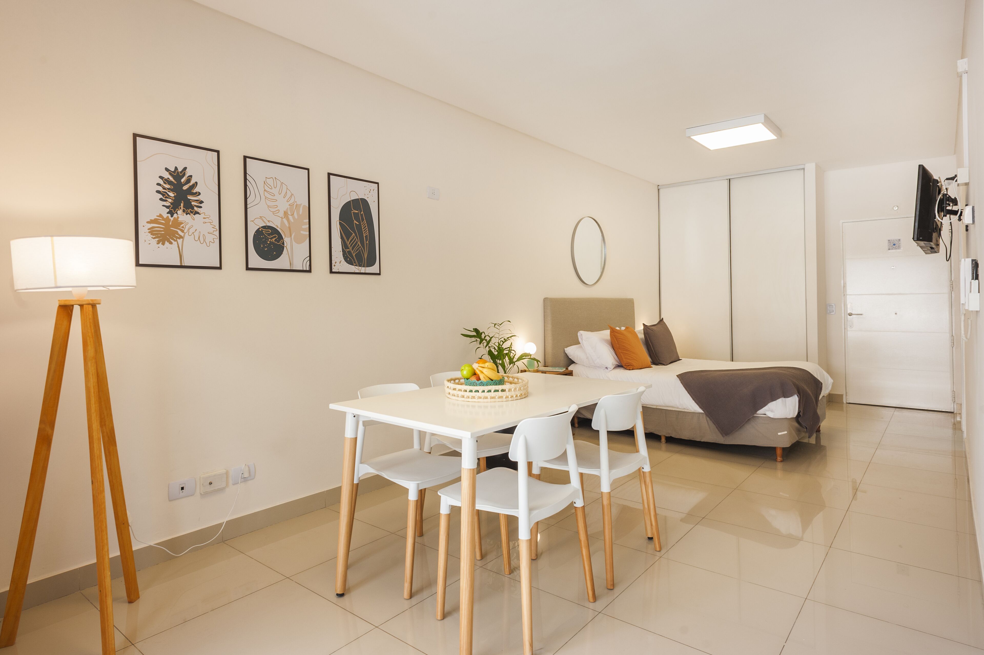 Studio Standard | Coin séjour | Télévision à écran plat de 32 pouces avec chaînes numériques, télévision