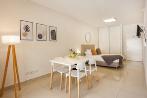 Standard-studio | Oleskelualue | 32–tuumainen taulutelevisio, jossa digitaalikanavat