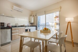 Standard Studio | Living area | 32-inch flat-screen TV with digital channels, TV - Báltico Suites  (Buenos Aires)