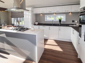 Fridge, dishwasher, electric kettle, toaster - 28 Delamere Point (Northwich)