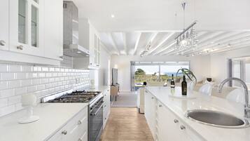 Casa (4 Bedrooms) | Cuina privada | Frigorífic gran, microones, forn i placa de cuina