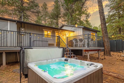 Outdoor Oasis: HotTub, Fenced, Firepit & PineTrees