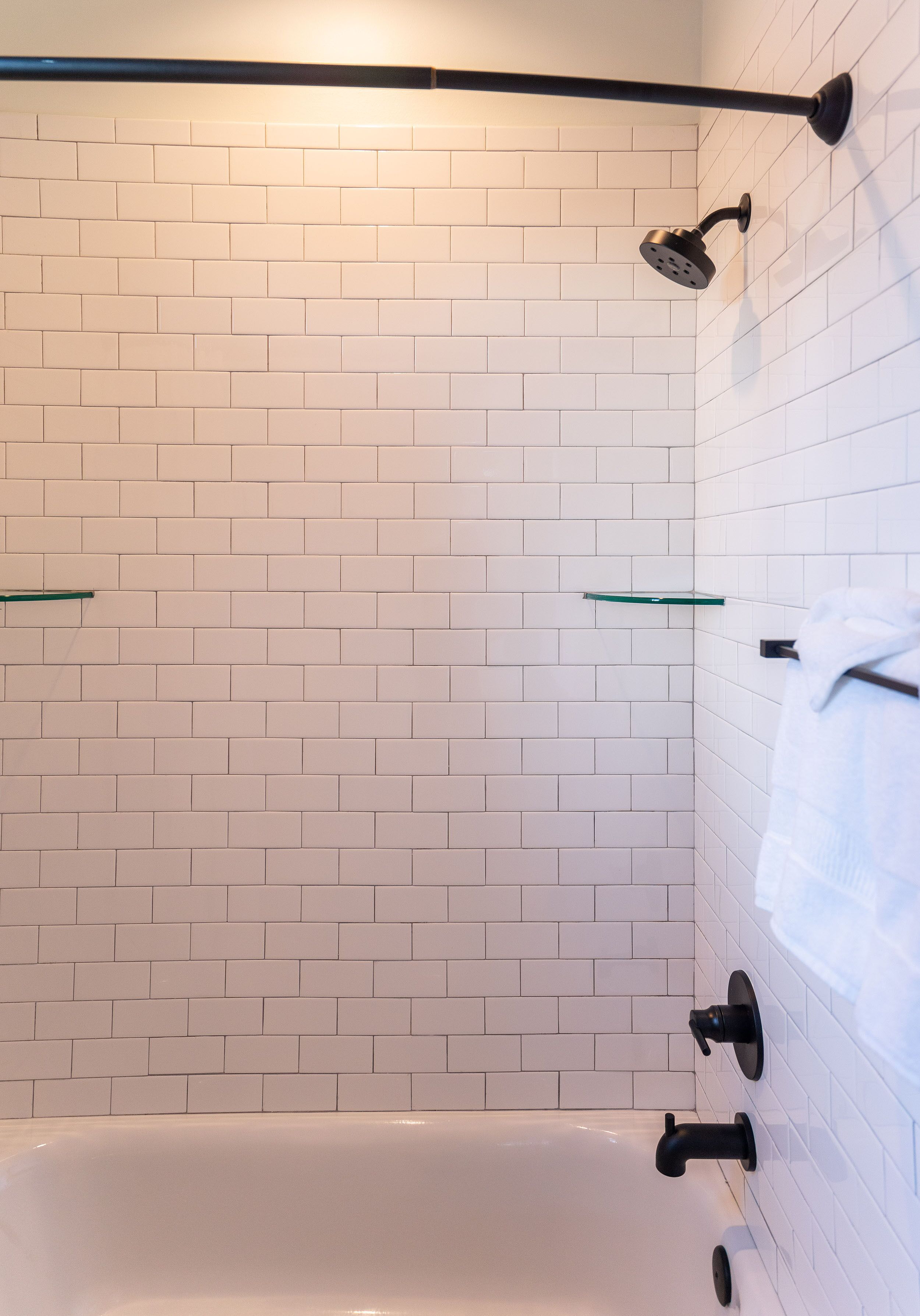 Sèche-cheveux, serviettes fournies, shampoing, papier toilette