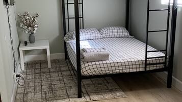 4 dormitorios, tabla de planchar con plancha, cuna de viaje