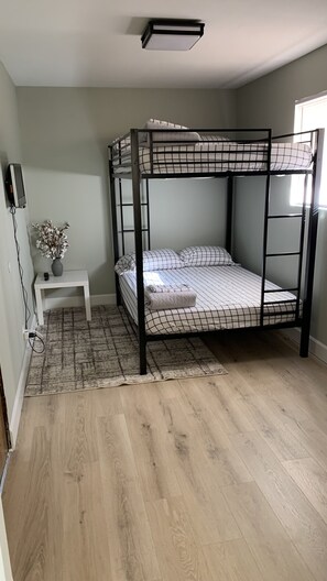 4 chambres, fer et planche à repasser, lit parapluie, Wi-Fi gratuit