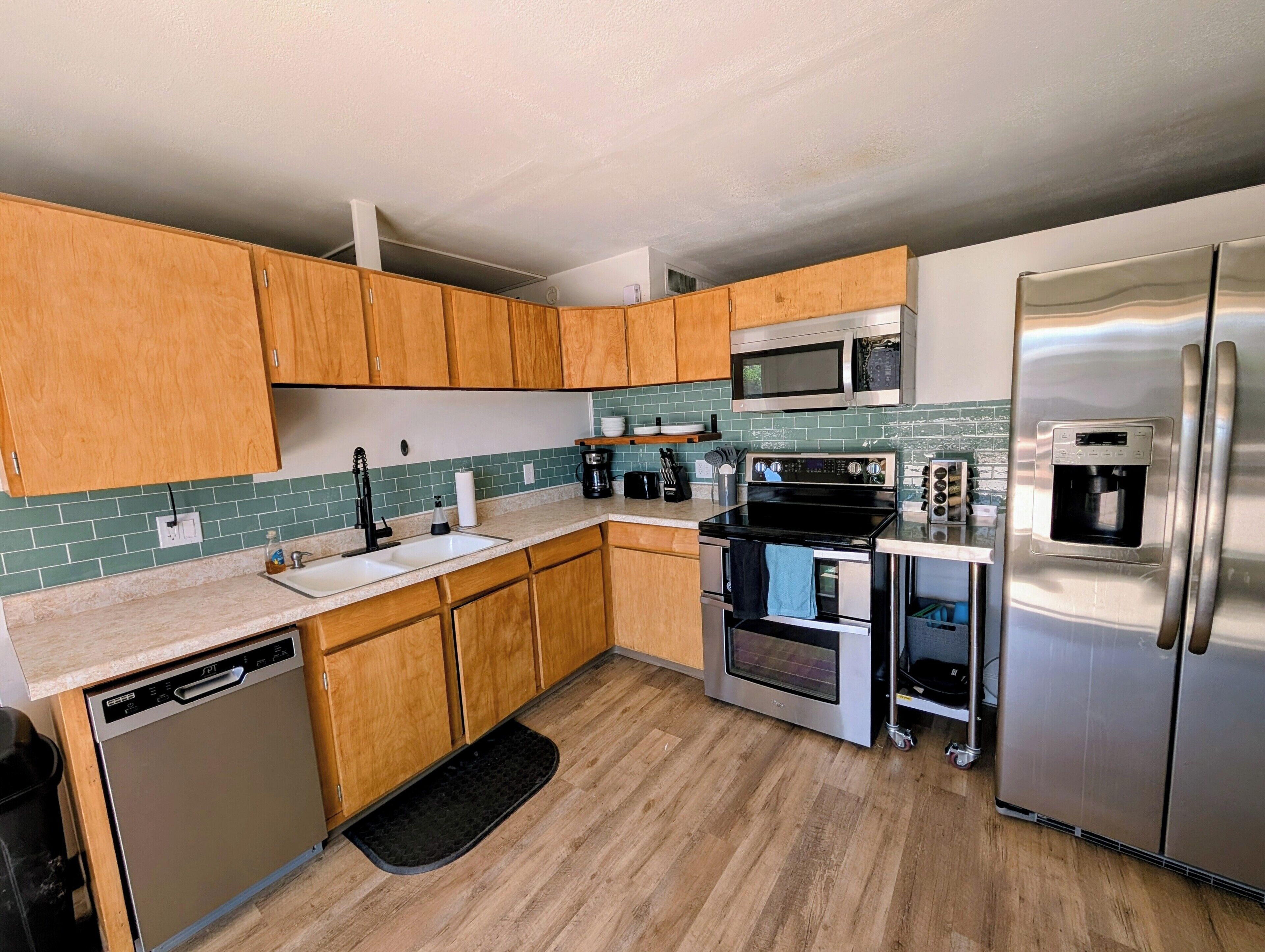 Frigorífico, microondas, horno y placa de cocina