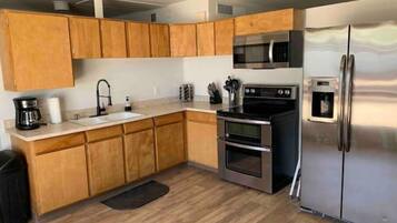 冰箱、微波炉、烤箱、炉灶