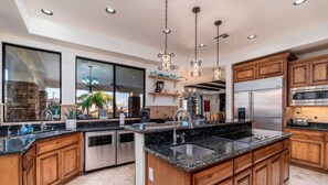 Fridge, microwave, oven, stovetop - DreamResort+Pickleballcourt+Waterslide+Golf+Spa (Scottsdale)